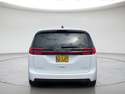 New 2027 Chrysler Pacifica Limited FWD image 4