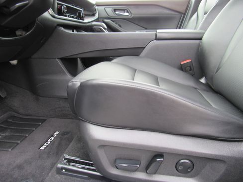 Used 2023 Nissan Rogue SV w/ SV Premium B Package image 15