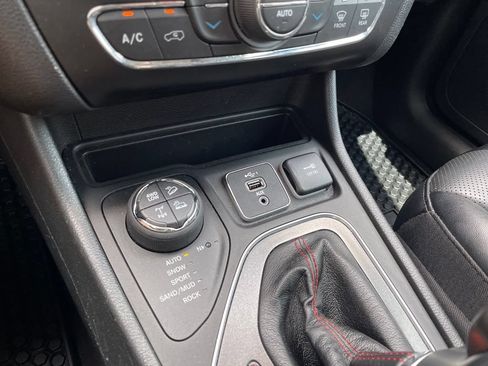 Used 2022 Jeep Cherokee Trailhawk w/ Sound & Nav Group AWD/4WD image 19