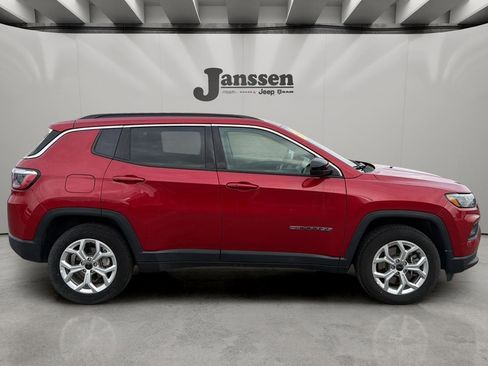 Used 2025 Jeep Compass Latitude image 4