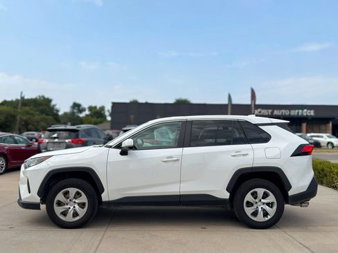Used 2022 Toyota RAV4 LE FWD image 4