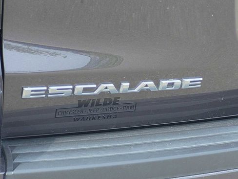 Used 2016 Cadillac Escalade Luxury AWD/4WD image 11