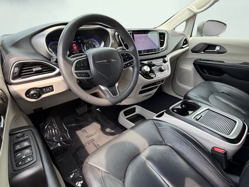 Used 2022 Chrysler Pacifica Touring-L FWD image 13
