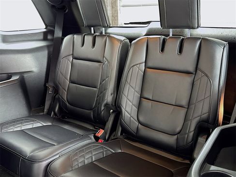 Used 2017 Ford Explorer Platinum image 13