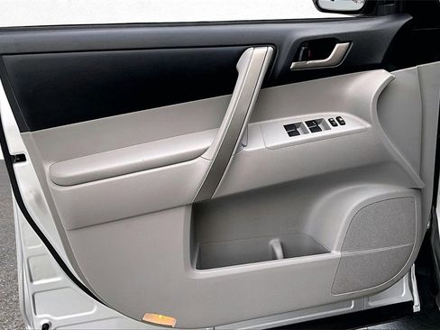 Used 2012 Toyota Highlander SE image 20