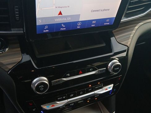 Used 2022 Ford Explorer Limited w/ Equipment Group 301A image 9