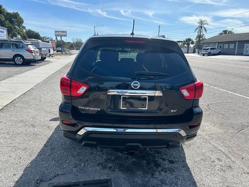 Used 2017 Nissan Pathfinder SV image 3