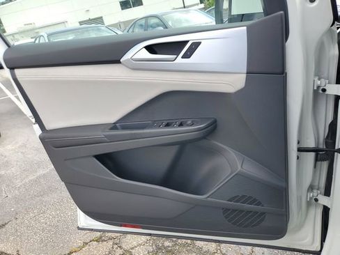 Used 2025 Volkswagen Taos SE w/ Panoramic Sunroof Package AWD/4WD image 29
