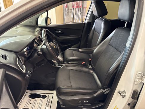 Used 2018 Chevrolet Trax LT w/ LT Convenience Package FWD image 36