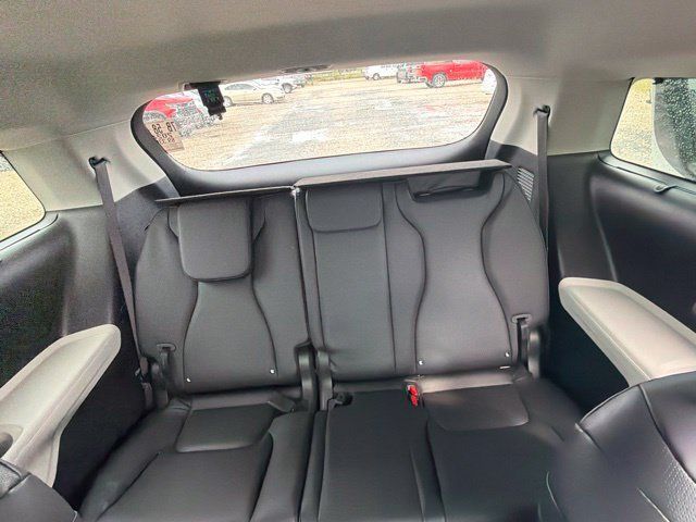 Used 2024 Kia Carnival EX FWD image 15