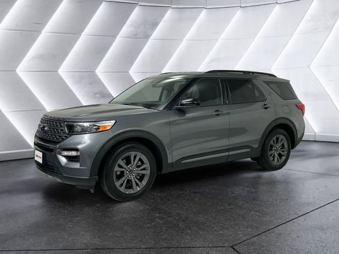 Used 2023 Ford Explorer XLT w/ Equipment Group 202A image 3