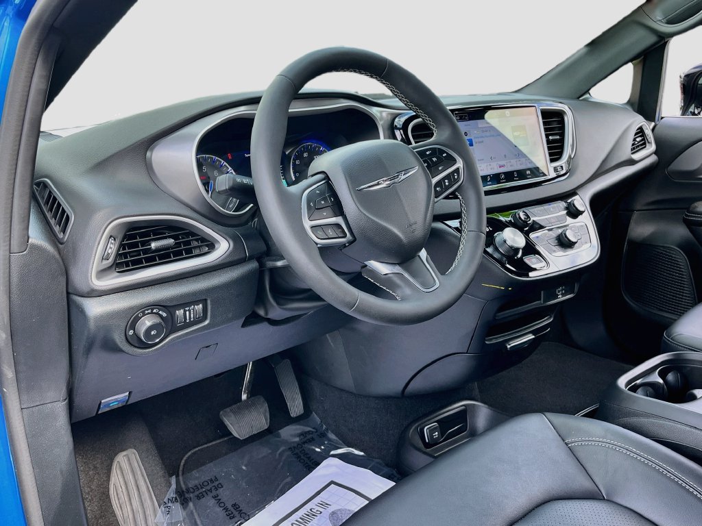 Used 2026 Chrysler Pacifica Select FWD image 9