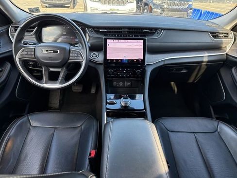 Certified 2022 Jeep Grand Cherokee Limited w/ Luxury Tech Group II image 4