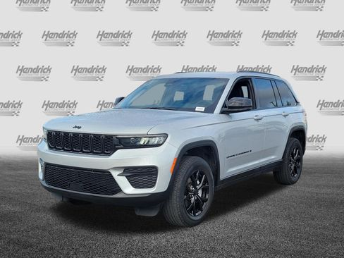 Used 2024 Jeep Grand Cherokee Altitude RWD image 3