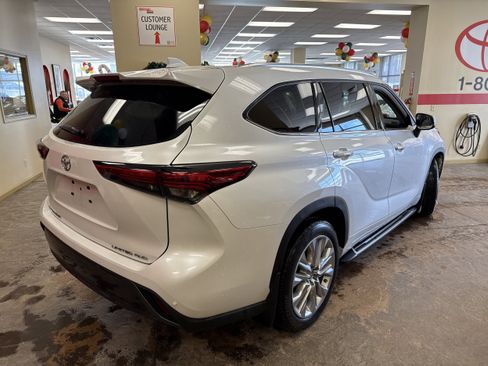 Used 2023 Toyota Highlander Limited image 9