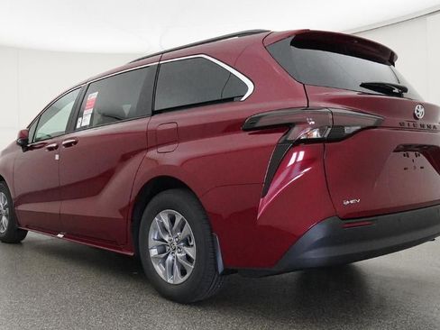 New 2026 Toyota Sienna XLE FWD image 21