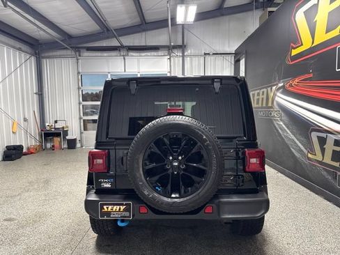Used 2022 Jeep Wrangler Unlimited Sahara AWD/4WD image 19