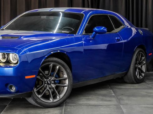 Used 2019 Dodge Challenger SXT w/ Blacktop Package RWD image 6