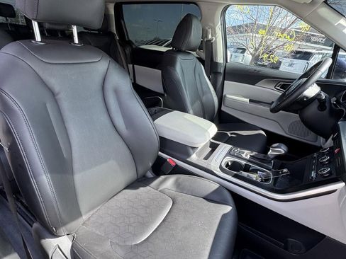 Used 2024 Kia Carnival LX FWD image 16