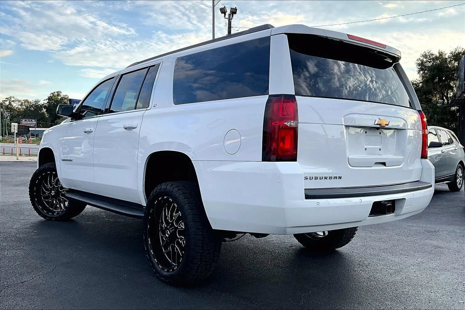 Used 2020 Chevrolet Suburban LT RWD image 4