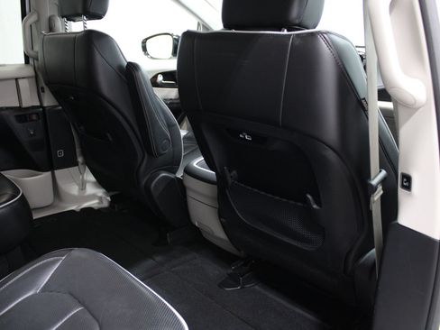 Used 2023 Chrysler Pacifica Limited FWD image 24