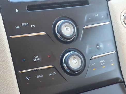 Used 2016 Ford Taurus Limited FWD image 25