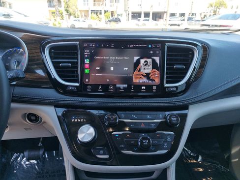 Used 2024 Chrysler Pacifica Limited FWD image 22