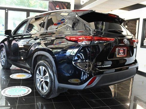Used 2023 Toyota Highlander XLE AWD/4WD image 10