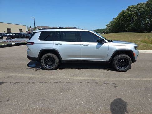 Used 2024 Jeep Grand Cherokee L Laredo w/ Luxury Tech Group I AWD/4WD image 8