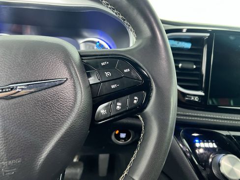Used 2022 Chrysler Pacifica Limited w/ Uconnect Theater Family Group FWD image 17