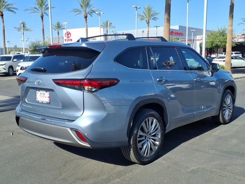Used 2023 Toyota Highlander Platinum FWD image 4