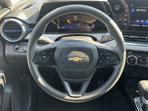 Used 2025 Chevrolet Trax LT image 19