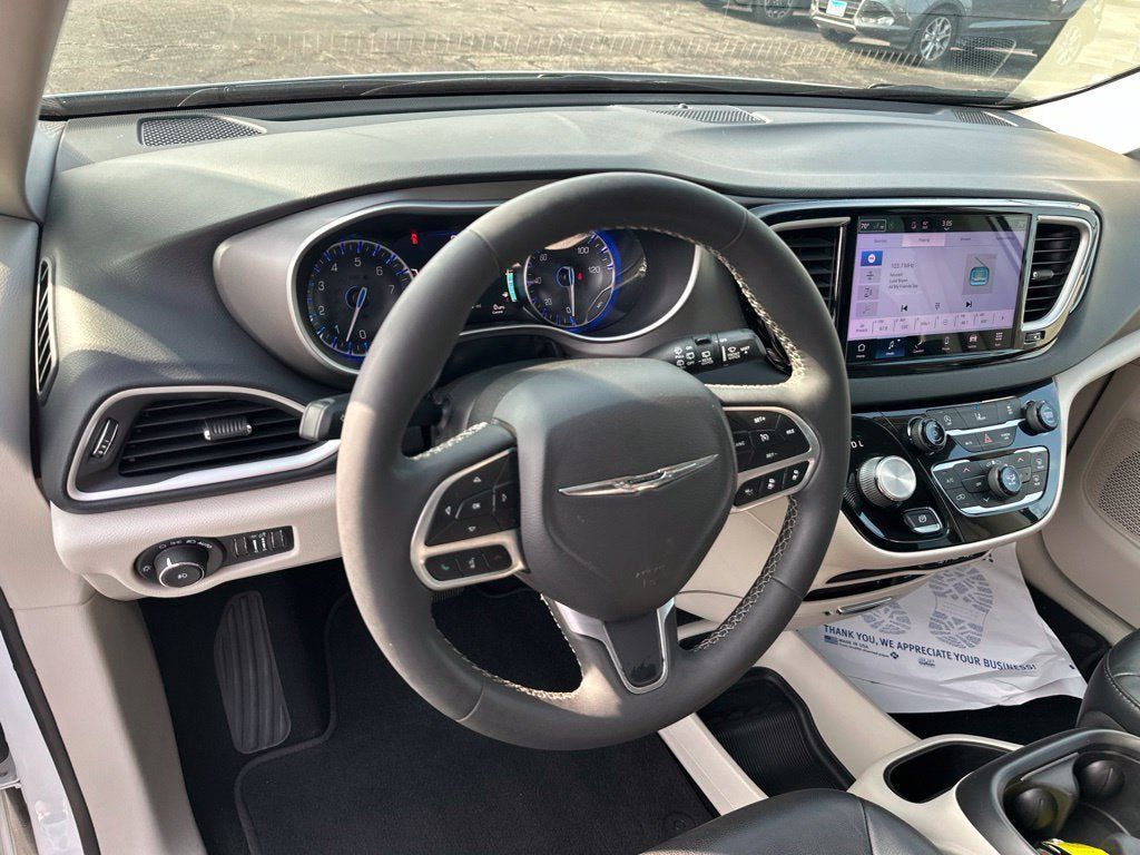 Used 2022 Chrysler Pacifica Touring-L FWD image 16