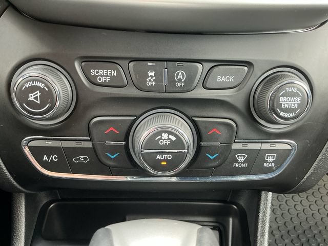 Used 2018 Jeep Cherokee Latitude Plus w/ Comfort/Convenience Group AWD/4WD image 17