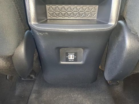 Used 2019 Toyota RAV4 LE FWD image 5
