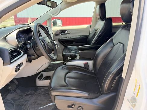 Used 2023 Chrysler Pacifica Touring-L FWD image 22