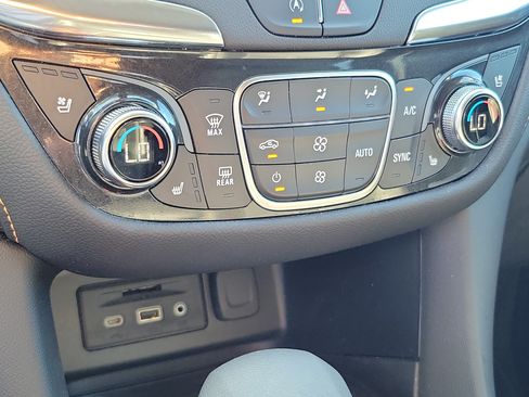 Used 2022 Chevrolet Equinox Premier FWD image 28