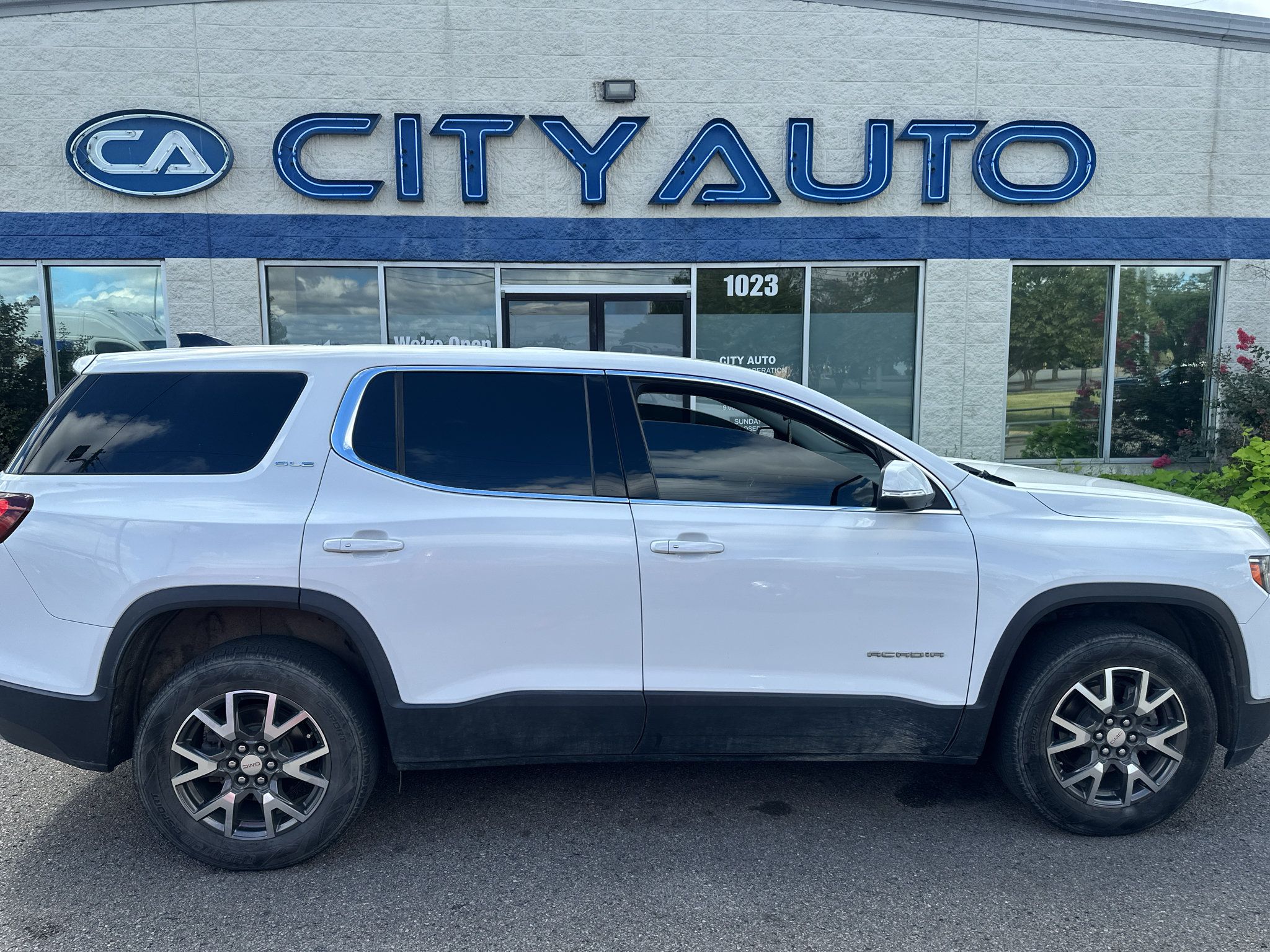 Used 2021 GMC Acadia SLE FWD image 3