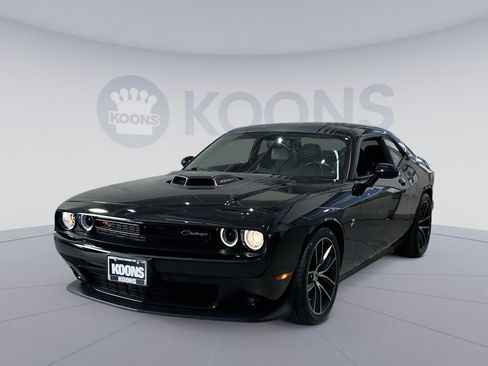 Used 2018 Dodge Challenger R/T Scat Pack RWD image 1