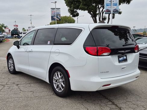 Used 2023 Chrysler Voyager LX FWD image 4