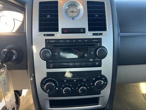 Used 2006 Chrysler 300 C w/ Protection Group II image 32