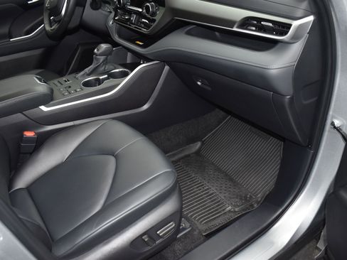 Used 2024 Toyota Highlander XLE image 11