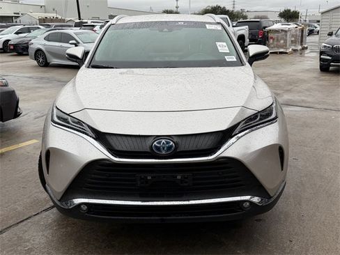 Used 2024 Toyota Venza XLE image 2