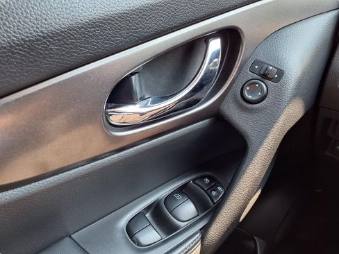 Used 2015 Nissan Rogue SV AWD/4WD image 18