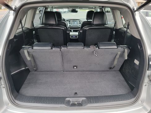 Used 2019 Toyota Highlander XLE image 15