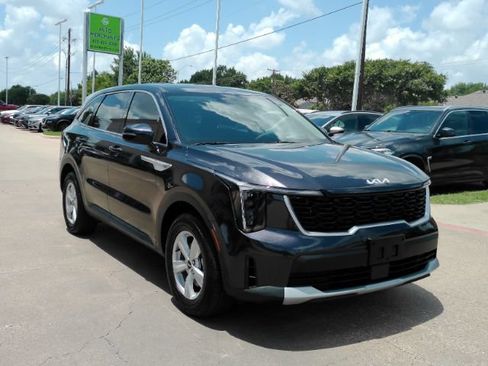 Used 2025 Kia Sorento LX FWD image 4