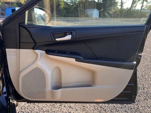 Used 2014 Toyota Camry L image 16