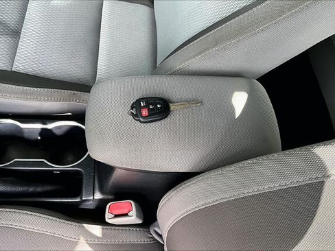 Used 2018 Toyota Corolla LE FWD image 14