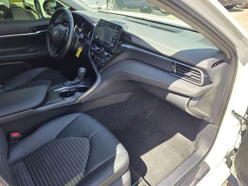 Used 2024 Toyota Camry SE image 10