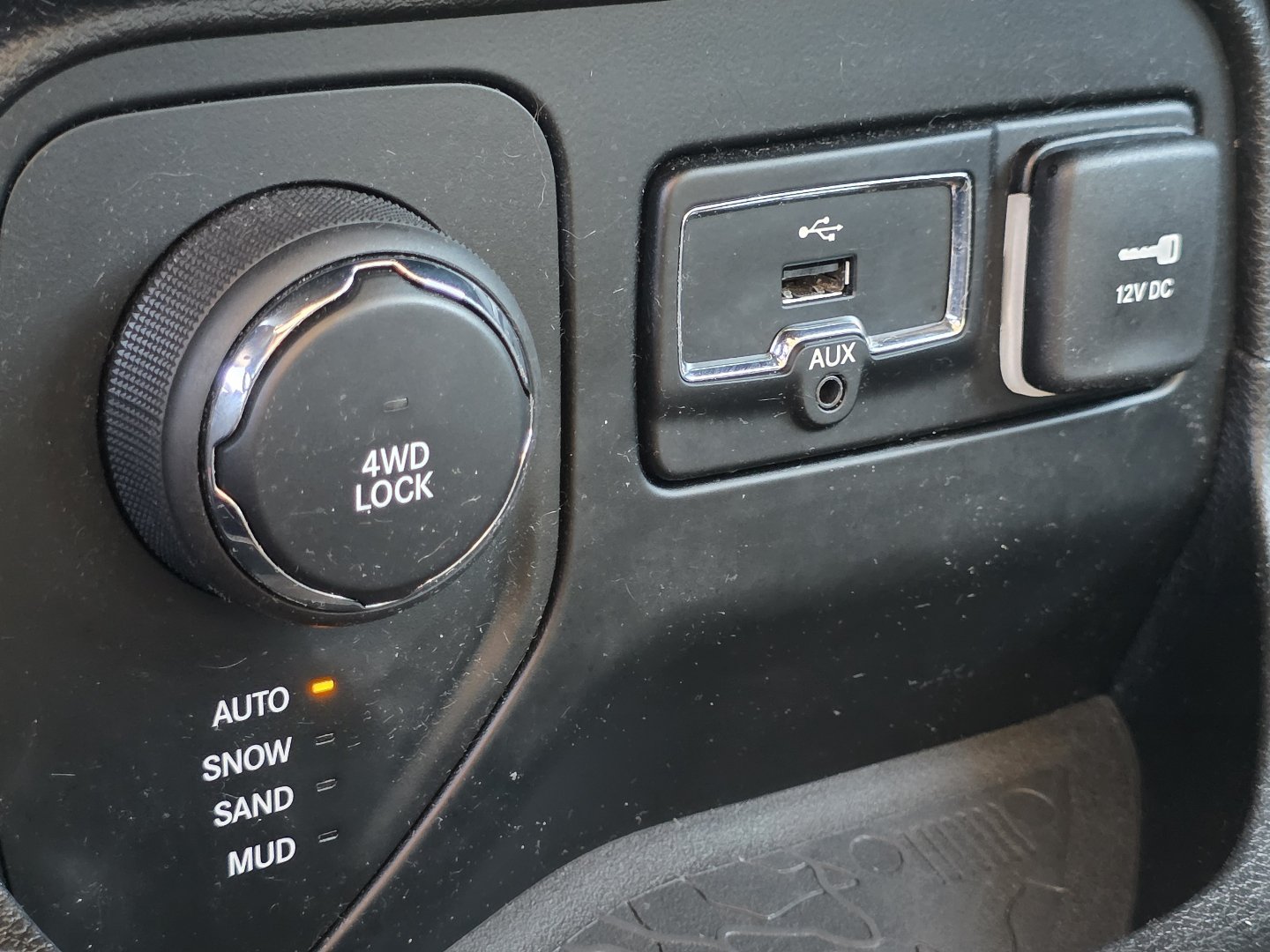 Used 2017 Jeep Renegade Latitude w/ Cold Weather Group AWD/4WD image 6